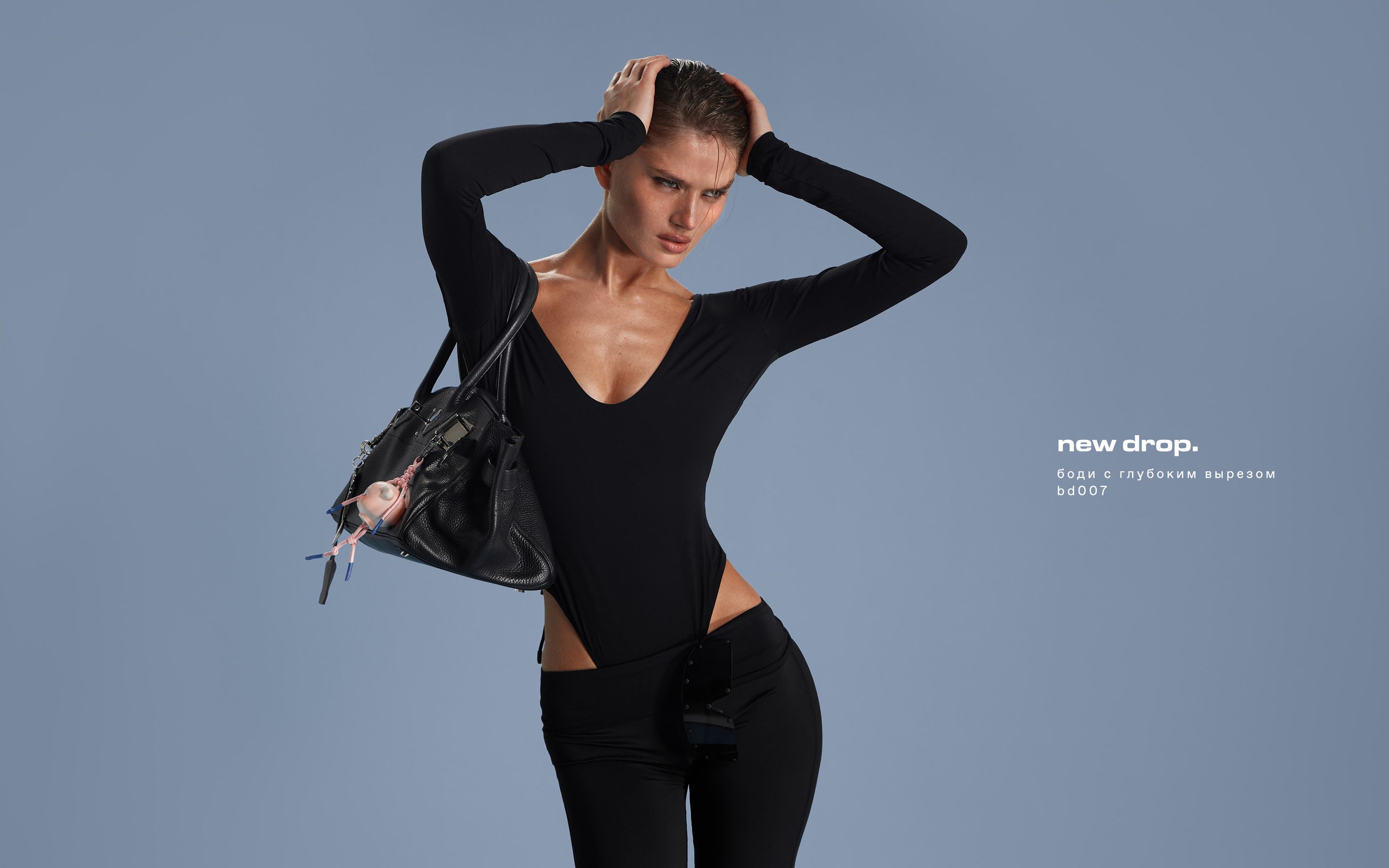 Боди с глубоким вырезом